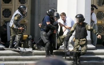 وفاة رابع شرطي بسبب أحداث الشغب السابقة أمام البرلمان الأوكراني
