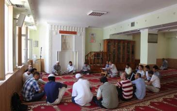حلقة لتلاوة القرآن الكريم في مسجد المركز الثقافي الإسلامي بالقرم جنوب أوكرانيا