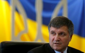 وزير الداخلية الأوكرانية يدافع عن حق العمل باللغة الروسية