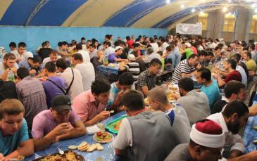 خيمة الإفطارات الرمضانية في المركز الثقافي الإسلامي بالقرم