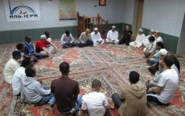 حلقة لتلاوة القرآن الكريم في مسجد الإسراء التابع للمركز الثقافي الإسلامي بمدينة فينيتسا