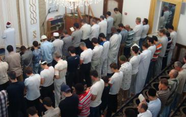 شيخ عن جامعة الأزهر الشريف بمصر يؤم المصلين في المسجد الجامع بمدينة لوهانسك