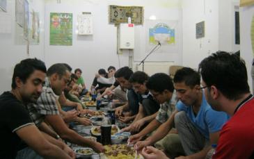 أحد الإفطارت الجماعية في مقر جمعية النبراس الاجتماعية بمدينة لفيف