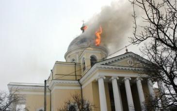 حريق يلتهم كنيسة في بلدة بولغراد قرب مدينة أوديسا