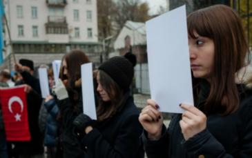 جانب من مظاهرة لتتارالقرم أمام السفارة الروسية بكييف