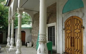 أعمدة أثرية تحيط بمبنى مسجد فيادوسيا في القرم