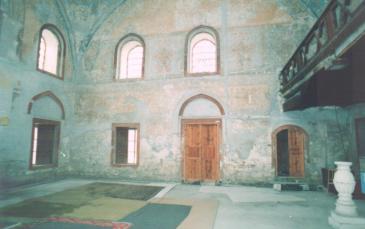 صورة في أوائل تسعينات القرن الماضي تظهر بقايا النقوش المسيحية على جدران مسجد فيادوسيا