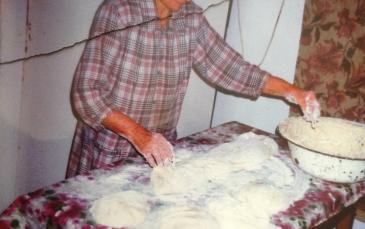صورة قديمة لزوجة خليل دندانوف أثناء تحضير الـ"تشيبوريكي" للسحور