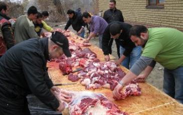 أبناء جمعية النور الاجتماعية أثناء ذبح أضاحي العيد في العاصمة كييف