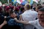 رئيس البرلمان يستقيل بسبب "اللغة الروسية" وتظاهرات غضب واشتباكات في كييف