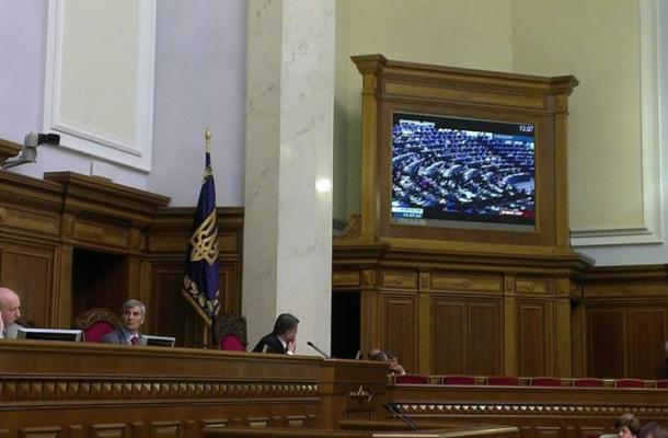 نواب في البرلمان الأوكراني يتابعون من على شاشة البرلمان توقيع البرلمان الأوروبي على الاتفاقية