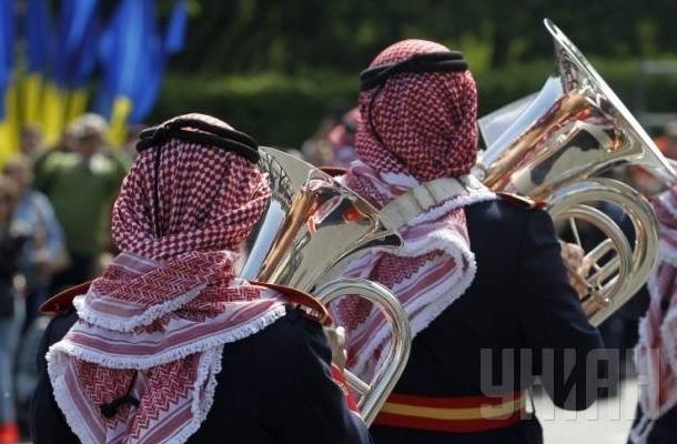 الأوركسترا العسكرية الأردنية تعزف للسلام والنصر في أوكرانيا 