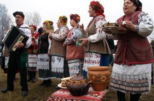 أوكرانيا تحتفل بمهرجان "ماسلينيتسا" أو "الفطيرة" ترحيبا بفصل الربيع