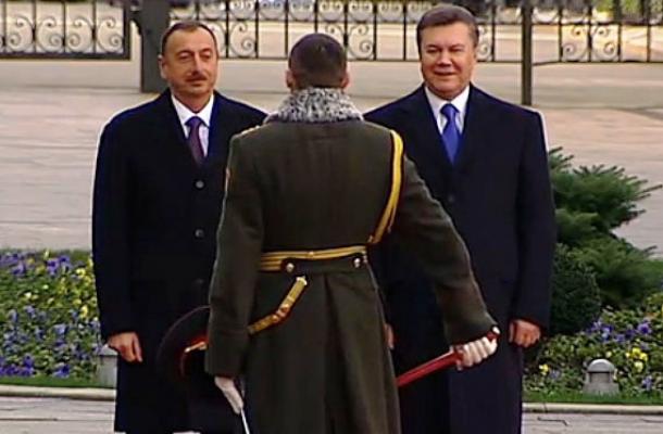 موقف محرج لقائد الحرس الأوكراني أثناء مراسم استقبال رئيس أذربيجان
