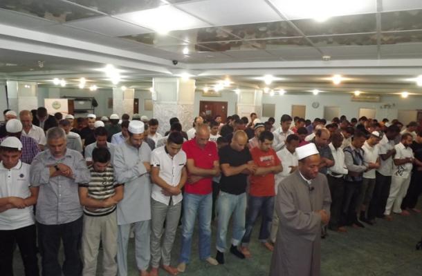 شيخ عن جامعة الأزهر الشريف يؤم المصلين في مسجد المنار التابع للمركز الثقافي الإسلامي في مدينة خاركيف