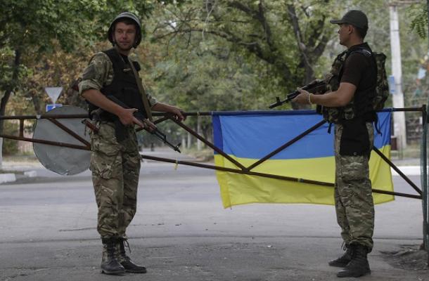 جنود أوكران على أحد الحواجز شرق البلاد