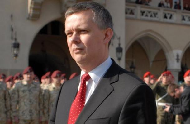 وزير دفاع بولندا يقول إن تزويد أوكرانيا بالسلاح خيار أخير