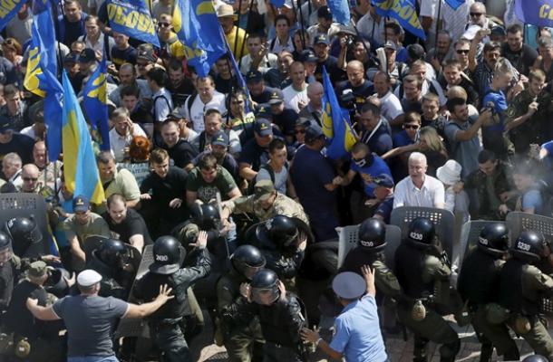جانب من المظاهرات الدامية أمام البرلمان الأوكراني 