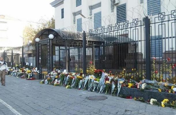 الأوكرانيون يضعون الزهور أمام السفارة الروسية تعزية بضحايا الطائرة (صور)
