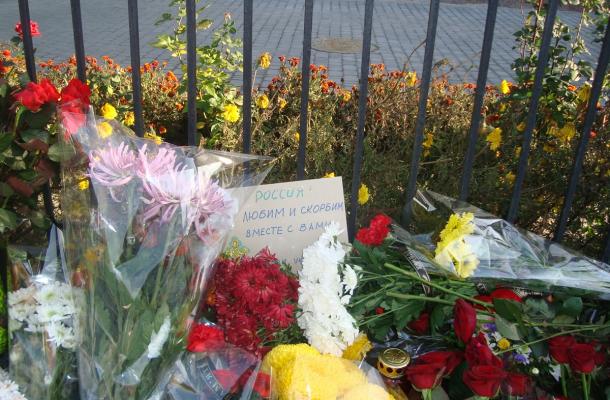 وضع الزهور أمام سفارة روسيا بكييف من قبل مواطنين 
