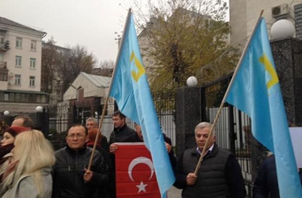 تتار القرم يتظاهرون أمام السفارة الروسية بكييف (صور)