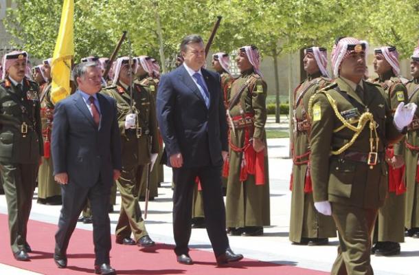 جانب من استعراض حرس الشرف الأردني خلال مراسيم استقبال الرئيس يانوكوفيتش اليوم (رويترز)