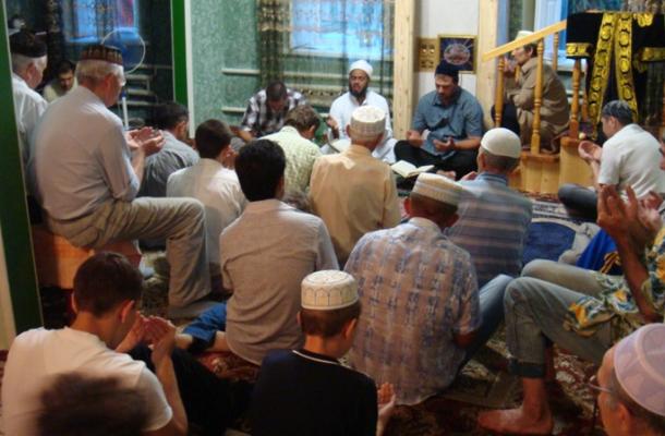 الدعاء قبيل موعد دخول الإفطار في مسجد إحدى قرى المسلمين بإقليم الدونباس شرق أوكرانيا