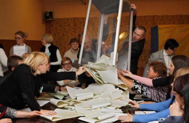 انتخابات أوكرانيا البرلمانية 2012.. بين مديح الشرق وذم الغرب