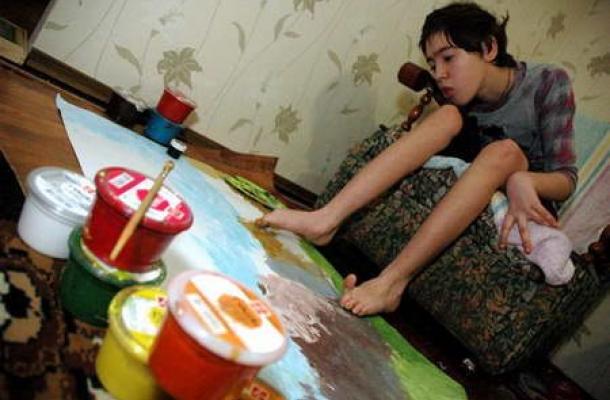دارينا بيزكوستا.. فنانة موهوبة رغم الإعاقة، وعضو في قائمة "فخر أوكرانيا"
