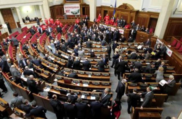 نائب معارض يلمح إلى إمكانية وجود حل يعيد الحياة إلى البرلمان الأوكراني