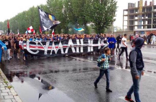 جانب من مسيرة لمشجعي منتخبي أوكرانيا وبيلاروسيا في لفيف