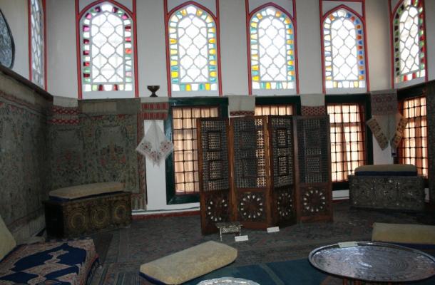 إحدى الغرف داخل متحف قصر الخان بالقرم