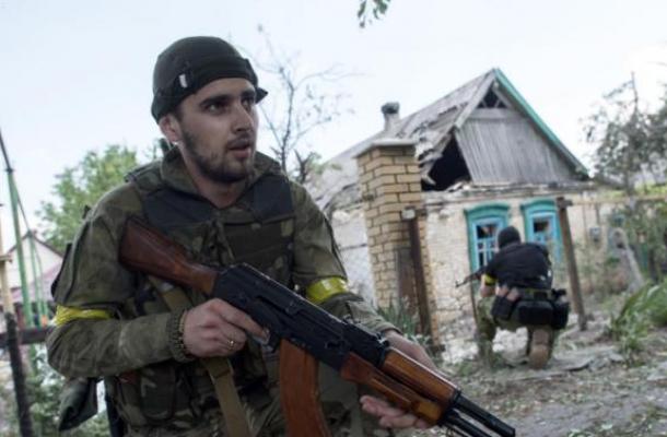 بعد هجوم الانفصاليين عليها.. أوكرانيا تخلي مدينة "مارينكا" من المدنيين وتتهم موسكو