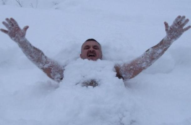 بساعة و20 دقيقة.. أوكراني يحطم الرقم القياسي للبقاء عاريا في الثلج