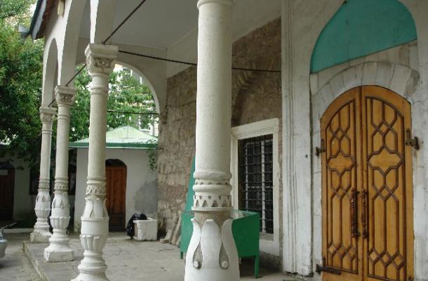 أعمدة أثرية تحيط بمبنى مسجد فيادوسيا في القرم