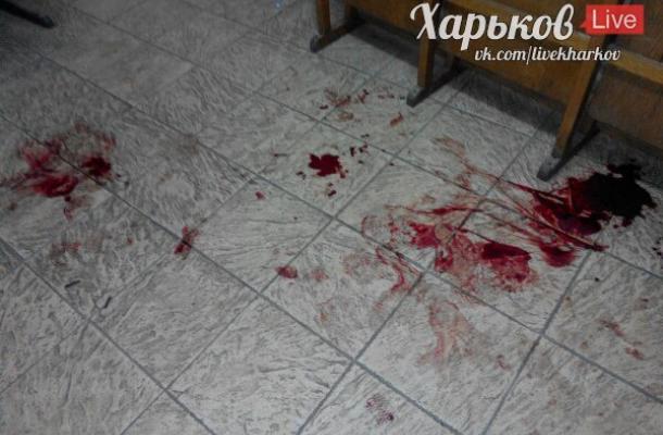 آثار الدماء على الأرض بعد الاعتداء