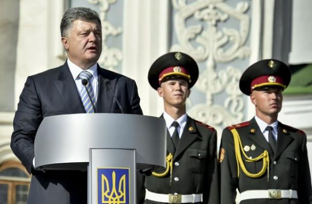 الأوكرانيون يحتفلون بيوم العلَم وبوروشينكو يدعو الشعب للوحدة