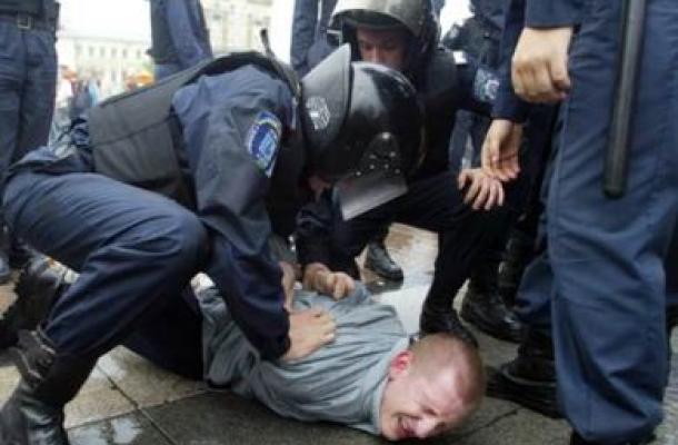 العفو الدولية تدعو إلى التحقيق في "التعذيب والضرب الذي تمارسه الشرطة الأوكرانية"