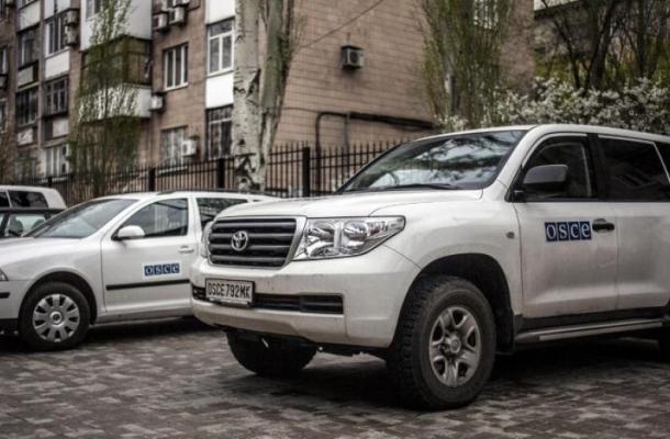 إحراق أربع سيارات لمنظمة الأمن والتعاون في دونيتسك شرق أوكرانيا 