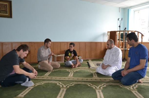 شاب يشهر إسلامه في مسجد المركز الإسلامي بمدينة خاركيف شرق أوكرانيا (الجزيرة)