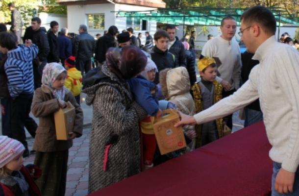توزيع الهدايا و"العيديات" على الأطفال واليتامي في القرم