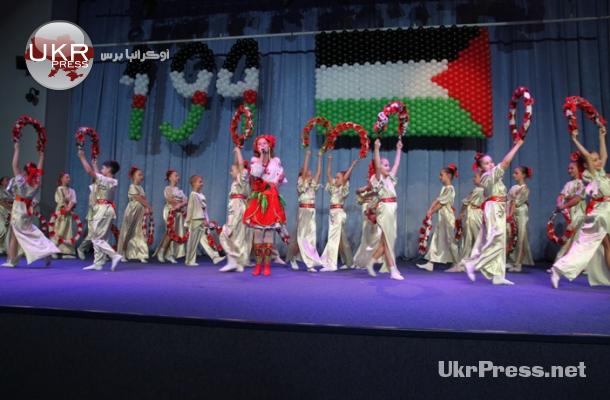 جانب من الاستعراضات التي قدمها أطفال فرق فنية فلكلورية أوكرانية في الاحتفال