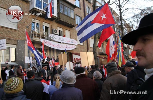 من ظاهرة تأييد سابقة شارك فيها العشرات من الشيوعيين أمام السفارة السورية بالعاصمة كييف